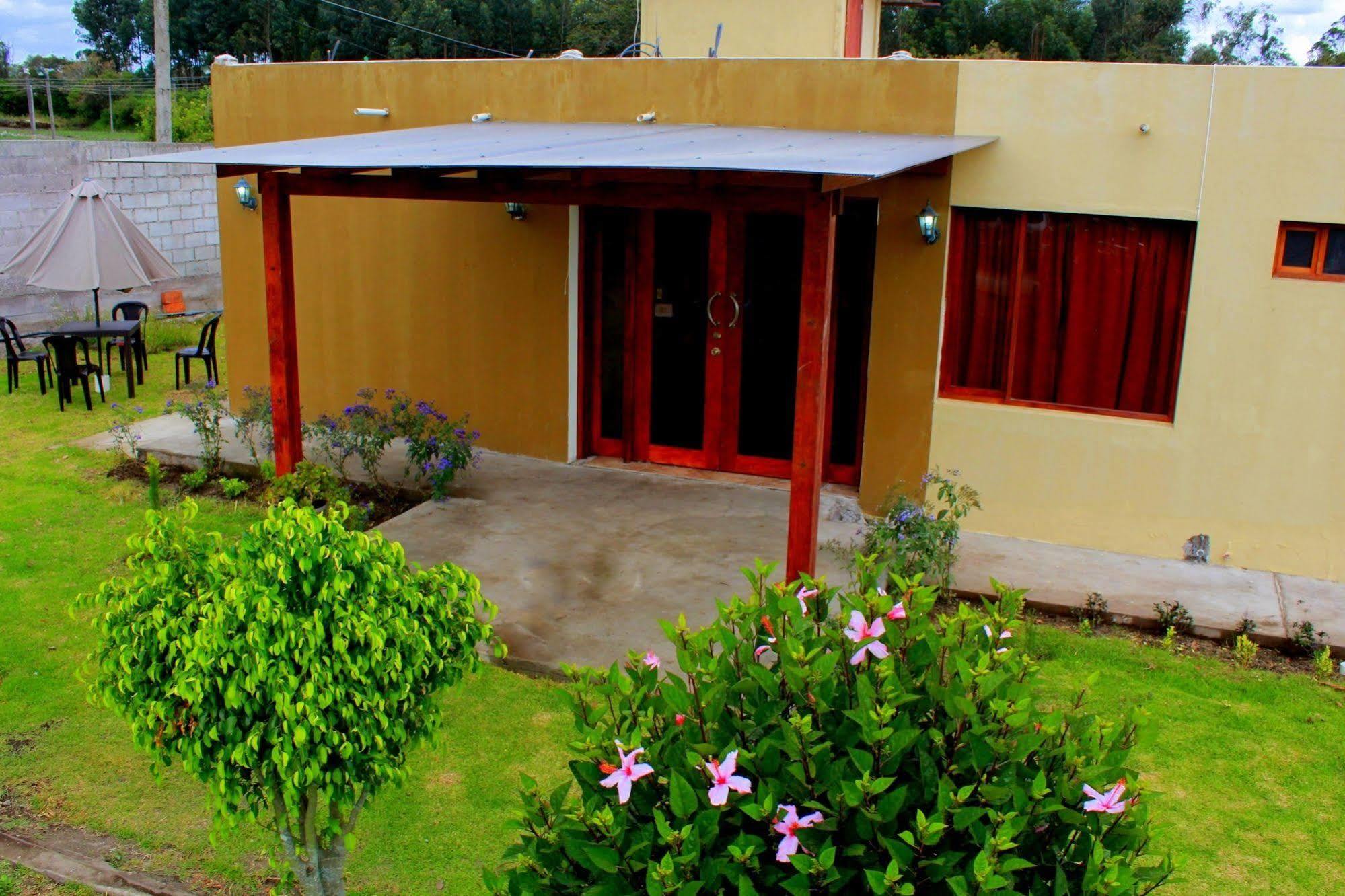 Hotel Las Mercedes Airport-Quito Tababela Exterior photo